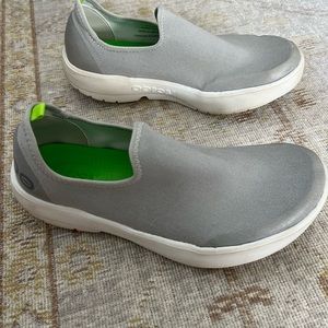 Women's OOmg eeZee Low Shoe - Gray - 9 / White & Gray